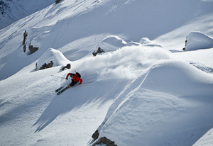 Skieur Freeride devant le Mont Collon